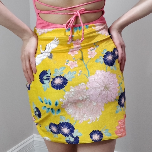 PrettyLittleThing velvety floral yellow mini skirt - Picture 5 of 15